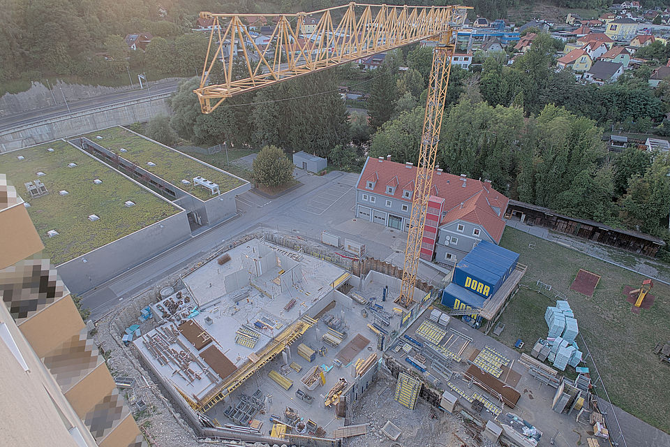 Livebild Baukamera 1 - Webcam 'Gesamtansicht Südost' - Baustelle Holzwohnhochhaus 'Schmetterling', Bahnhofstraße 7f, 8600 Bruck an der Mur (ca. 5 Minuteninterval)